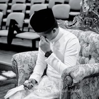 Bagaimanapun, saya sedikit hiba kerana keluarga di Bagan Datoh, Perak, tiada bersama saya ketika majlis susulan Perintah Kawalan Pergerakan (PKP). Namun, alhamdulillah, staf di sini menganggap saya seperti keluarga sendiri dan mereka sangat membantu saya dalam menguruskan majlis akad nikah secara dalam talian ini, katanya sambi menahan tangis. Foto: instagram.com/nazrulauzan