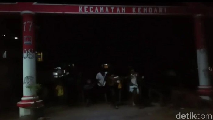 Meski pandemi Corona belum berlalu, remaja di Kendari tetap berkeliling membangunkan warga untuk sahur (Sitti Harlina/detikcom)