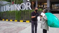 Luminor Hotel Kota juga menyediakan paket menginap bagi anda yang ingin melakukan social distancing dengan aman dan nyaman. Ada paket PSBB (Paket Sahur dan Buka Bersama) #dirumahaja dengan porsi keluarga mulai dari Rp 35.000,- dan dapat dikirim melalui aplikasi online, sehingga cita rasa menu Luminor Hotel Kota juga bisa anda rasakan dari rumah bersama dengan keluarga tercinta.