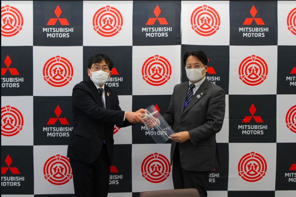 Mitsubishi mulai produksi alat pelindung wajah.