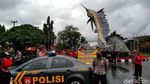 Momen Polisi dan Warga Halau Massa Ngabuburit di Pantai Pangandaran