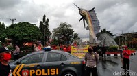 Penjagaan dilakukan tugu ikan Marlin, disini polisi dibantu warga menghalau pengendara yang tak pakai masker. Yang tak mengenakan masker diminta putar arah.