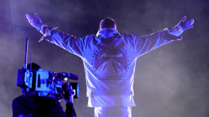 Rapper Jerman Sido tampil di bioskop drive-in Georg Schutz selama krisis virus corona, di Dusseldorf, Jerman.