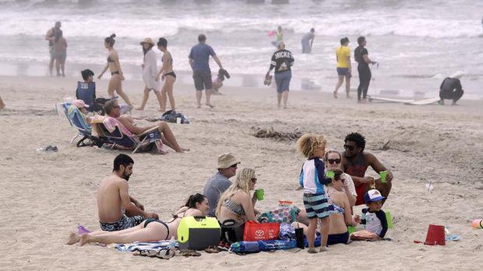 Warga di pantai Hutington di tengah wabah Corona (AP News)