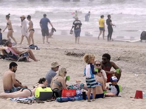 Tak Peduli Pandemi Corona, Warga AS Beramai-ramai Piknik ke Pantai