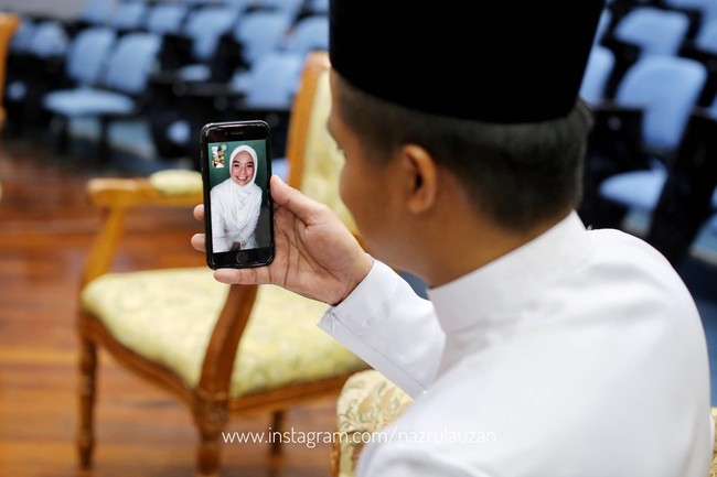 Kisah pasangan pengantin yang sama-sama bekerja sebagai petugas medis ini viral setelah foto-foto pernikahan mereka diunggah oleh sang fotografer ke Facebook dan Instagramnya. Fotografer bernama  Nazrul Auzan itu memperlihatkan momen pasangan yang bekerja di rumah sakit itu melakukan akad nikah berjauhan dan melalui video call. Foto: Dok. Instagram/Facebook Nazrul Auzan