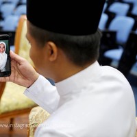 Kisah pasangan pengantin yang sama-sama bekerja sebagai petugas medis ini viral setelah foto-foto pernikahan mereka diunggah oleh sang fotografer ke Facebook dan Instagramnya. Fotografer bernama  Nazrul Auzan itu memperlihatkan momen pasangan yang bekerja di rumah sakit itu melakukan akad nikah berjauhan dan melalui video call. Foto: Dok. Instagram/Facebook Nazrul Auzan