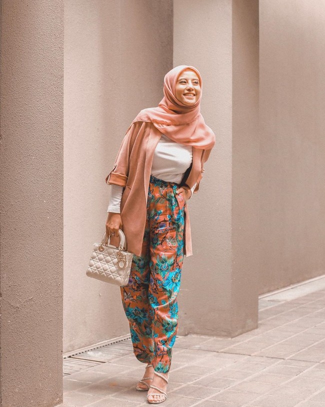 Pada hari kedua puasa Ramadhan, Karin mengunggah OOTD hijab dengan memakai floral pants, outer dan hijab warna senada.Hari kedua, gimana pada puasanya? #30DaysHijabOOTD #Day2 , kata @awkarin. Foto: Instagram @awkarin