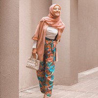 Pada hari kedua puasa Ramadhan, Karin mengunggah OOTD hijab dengan memakai floral pants, outer dan hijab warna senada.Hari kedua, gimana pada puasanya? #30DaysHijabOOTD #Day2 , kata @awkarin. Foto: Instagram @awkarin