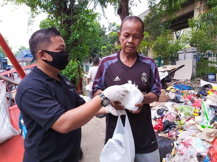 Luminor Hotel menggelar aksi berbagi makanan kepada sesama yang kurang mampu. Berikut foto-fotonya.