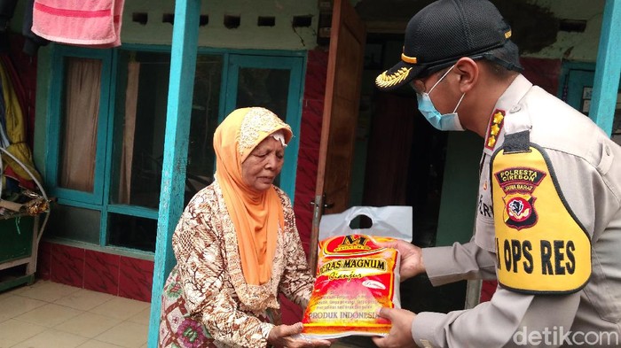 Polisi di Cirebon salurkan bantuan sembako untuk warga tak mampu