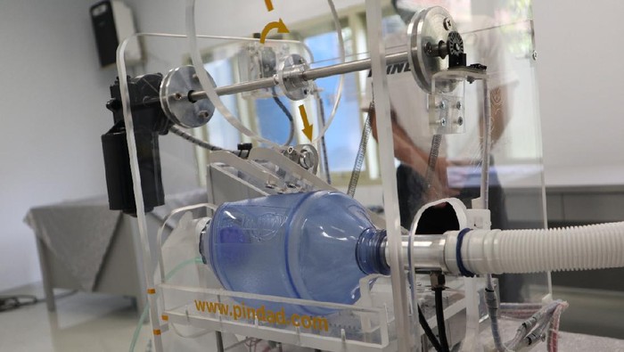 PT Pindad (Persero) memperkenalkan ventilator dan produk-produk lainnya untuk memerangi COVID-19 pada kunjungan kerja Ketua Dewan Perwakilan Daerah RI (DPD), AA La Nyalla Mahmud Mattalitti (20/4).