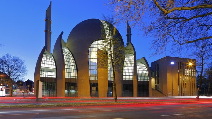 Masjid Central Cologne yang didesain oleh arsitek Jerman Paul Böhm, salah satu mesjid terbesar di Eropa.
