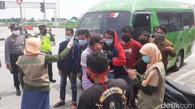 Petugas memeriksa kendaraan di exit tol Pungkruk, Sragen, Minggu (26/4/2020)