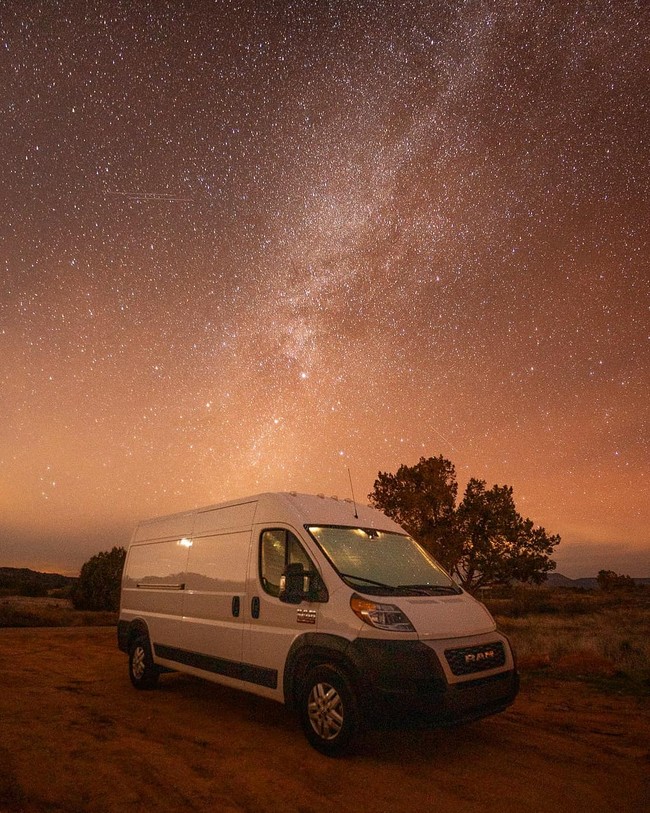 Kebanyakan taman dipagari jadi tidak banyak lokasi aku bisa memarkir mobil selama di parkiran Costco/Walmart, itu terasa sangat sesak karena aku biasanya di luar atau di kafe dan sekarang dipaksa untuk berada di dalam dalam ruangan kecil benar-benar bikin frustasi ketika udara di luar dingin, cerita Nikki. Foto: Instagram @nikkibigger