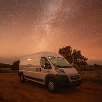 Kebanyakan taman dipagari jadi tidak banyak lokasi aku bisa memarkir mobil selama di parkiran Costco/Walmart, itu terasa sangat sesak karena aku biasanya di luar atau di kafe dan sekarang dipaksa untuk berada di dalam dalam ruangan kecil benar-benar bikin frustasi ketika udara di luar dingin, cerita Nikki. Foto: Instagram @nikkibigger