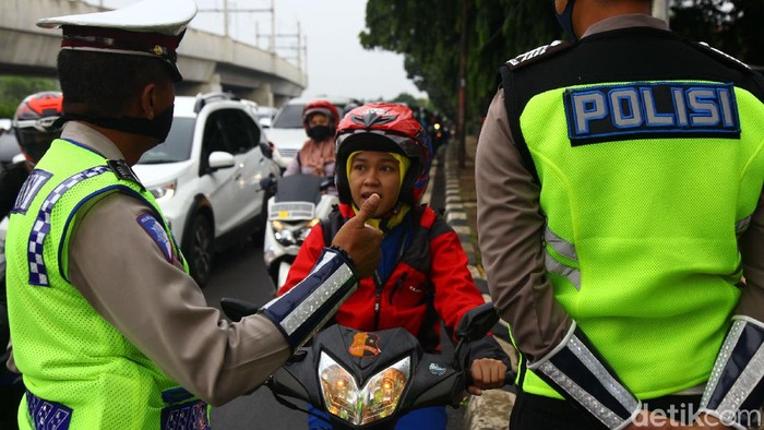 Masih Banyak Pelanggar di PSBB Tangsel Salah satu titik pengawasan atau check point PSBB di kawasan Ciputat, Tangerang Selatan, masih banyak ditemukan pelanggar. Berikut foto-fotonya.