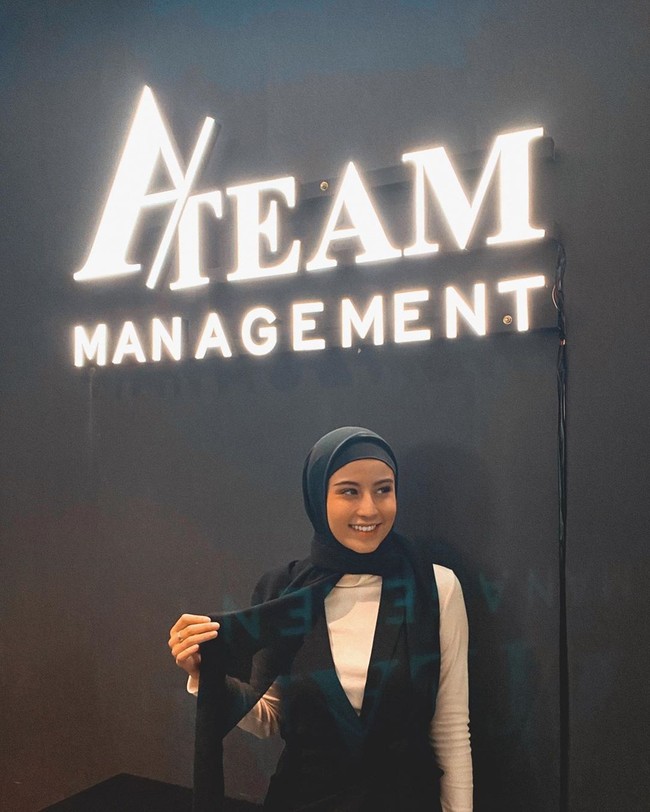 Karin Novilda Sulaiman atau populer dengan nama Awkarin membuat konten untuk mengisi Ramadhan dengan mengenakan hijab selama 30 hari di bulan puasa ini. Wanita kelahiran 29 November 1997 itu mengunggah seluruh penampilannya berhijab dengan hashtag #30DaysHijabLook. Foto: Instagram @awkarin