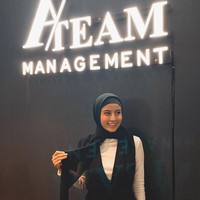 Karin Novilda Sulaiman atau populer dengan nama Awkarin membuat konten untuk mengisi Ramadhan dengan mengenakan hijab selama 30 hari di bulan puasa ini. Wanita kelahiran 29 November 1997 itu mengunggah seluruh penampilannya berhijab dengan hashtag #30DaysHijabLook. Foto: Instagram @awkarin