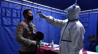 Tim medis memeriksa suhu tubuh polisi yang akan bertugas melakukan penjagaan di perbatasan Jawa Tengah dan Jawa Timur.