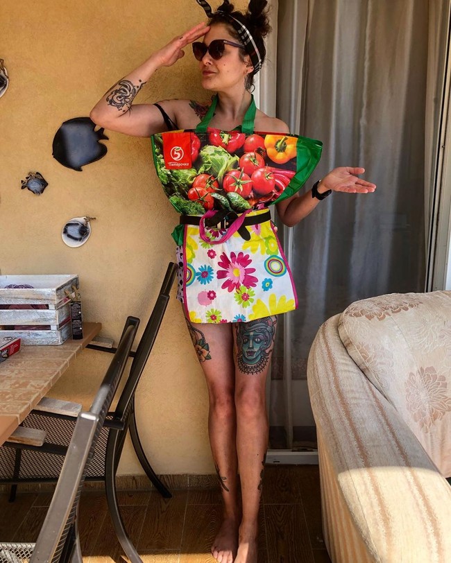 Selain menggunakan kantong kertas polos, kamu juga bisa memilih kantong belanja bermotif, seperti yang satu ini. Bahkan tidak hanya satu, wanita dalam foto ini mengkombinasikan dua kantong belanja bermotif sekaligus. Kreatif bukan? Foto: Instagram @_atnew_