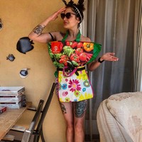 Selain menggunakan kantong kertas polos, kamu juga bisa memilih kantong belanja bermotif, seperti yang satu ini. Bahkan tidak hanya satu, wanita dalam foto ini mengkombinasikan dua kantong belanja bermotif sekaligus. Kreatif bukan? Foto: Instagram @_atnew_