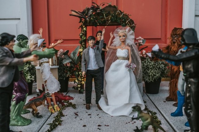 Pernikahan tersebut menggunakan boneka Barbie sebagai pengantin wanita, namun pengantin pria bukanlah Ken, melainkan boneka Louis Tomlinson, personel One Direction.  Foto: Instagram @agnieszka_marsh_photo