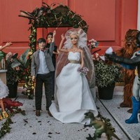 Pernikahan tersebut menggunakan boneka Barbie sebagai pengantin wanita, namun pengantin pria bukanlah Ken, melainkan boneka Louis Tomlinson, personel One Direction.  Foto: Instagram @agnieszka_marsh_photo