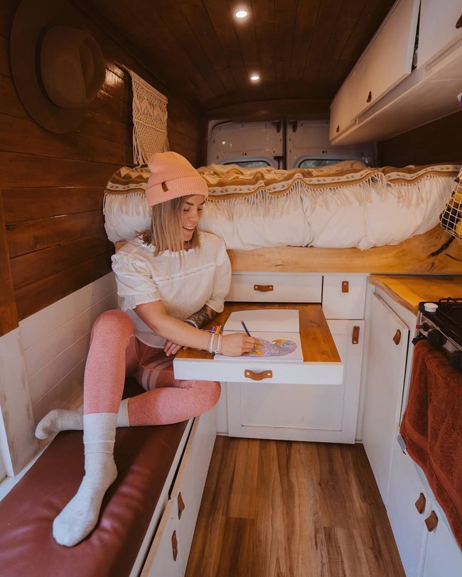 Pada 2019, Nikki membeli mobil van Ford Transit 250 yang dibuat sedemikian rupa sehingga bisa jadi tempat tinggal. Dalam mobil itu pun ia memiliki dapur, tempat tidur, listrik, bahkan ruang untuk bekerja. Foto: Instagram @nikkibigger
