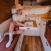 Pada 2019, Nikki membeli mobil van Ford Transit 250 yang dibuat sedemikian rupa sehingga bisa jadi tempat tinggal. Dalam mobil itu pun ia memiliki dapur, tempat tidur, listrik, bahkan ruang untuk bekerja. Foto: Instagram @nikkibigger