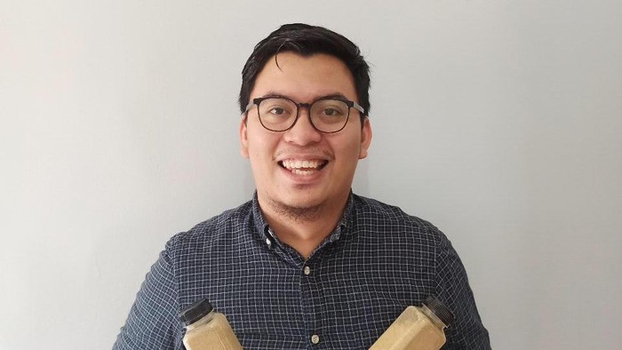 Pegawai Bank Jual Minuman Tradisional di Tengah Corona