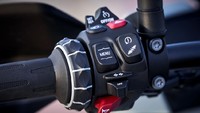 Layout tombol di setang kiri BMW S 1000 XR.Foto: BMW Motorrad