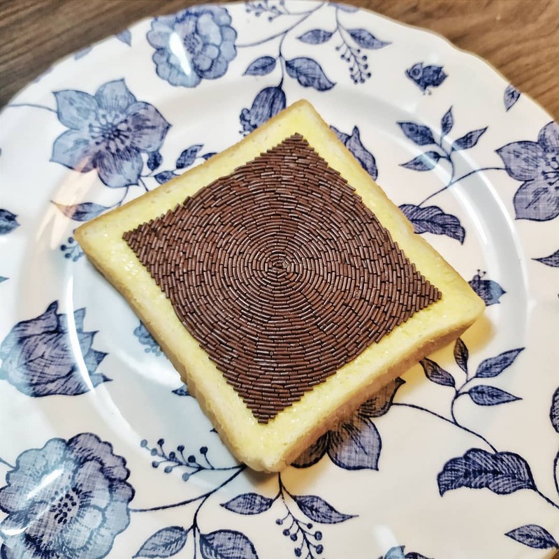 Roti tawar dengan meses berpola