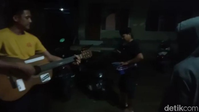 Meski pandemi Corona belum berlalu, remaja di Kendari tetap berkeliling membangunkan warga untuk sahur (Sitti Harlina/detikcom)