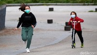 Mereka tampak berlarian dan bermain di jalanan. Carlos Alvarez/Getty Images.