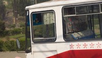 Sebelum berangkat, bus harus dibersihkan dulu. Foto: Boredpanda/Erric Laforgue