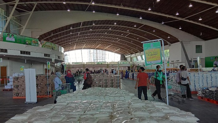 Pengunjung Lumbung Pangan Jatim Minta Harga Lebih Murah Lagi