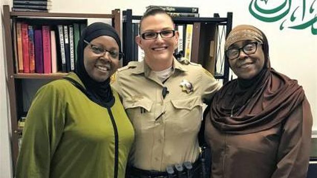 Polisi Las Vegas bersama anggota komunitas muslim Las Vegas
