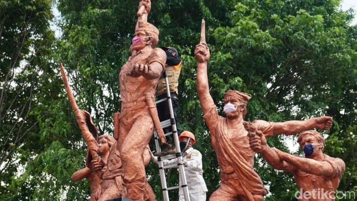 BPBD memasang masker pada patung di Monumen Djoeang 45 Kota Pekalongan, Senin (27/4/2020).