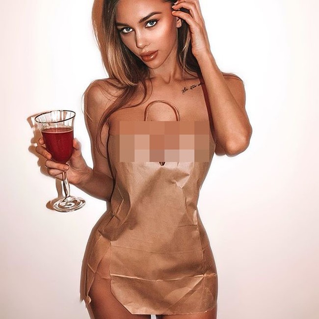 Setelah tren Pillow Challenge yang mengharuskan seseorang mengenakan bantal sebagai pakaian, kini muncul tren bernama Duvet Dress Challenge. Kali ini, netizen diwajibkan memakai kantong atau tas belanja. Foto: Instagram @lilyermark