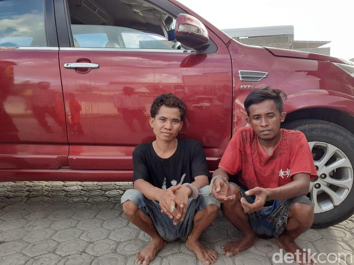 2 pria di Dompu, NTB, dipergoki hendak curi kambing. Saat digeledah di dalam mobil yang disewanya ditemukan alat isap sabu (dok. Istimewa)