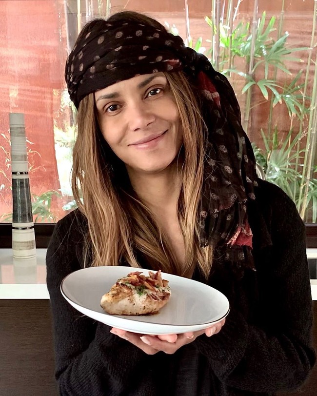 Kamu tahu siapa artis di foto ini? Jika jawabanmu adalah Halle Berry, kamu benar. Wajah tanpa makeup bintang film Cat Woman itu di masa karantina ini banyak menuai pujian. Penampilannya tak seperti wanita berusia 53 tahun. Foto: Dok. Instagram