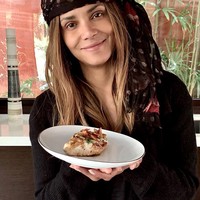 Kamu tahu siapa artis di foto ini? Jika jawabanmu adalah Halle Berry, kamu benar. Wajah tanpa makeup bintang film Cat Woman itu di masa karantina ini banyak menuai pujian. Penampilannya tak seperti wanita berusia 53 tahun. Foto: Dok. Instagram