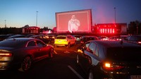 Rapper Jerman Sido tampil di bioskop drive-in Georg Schutz.