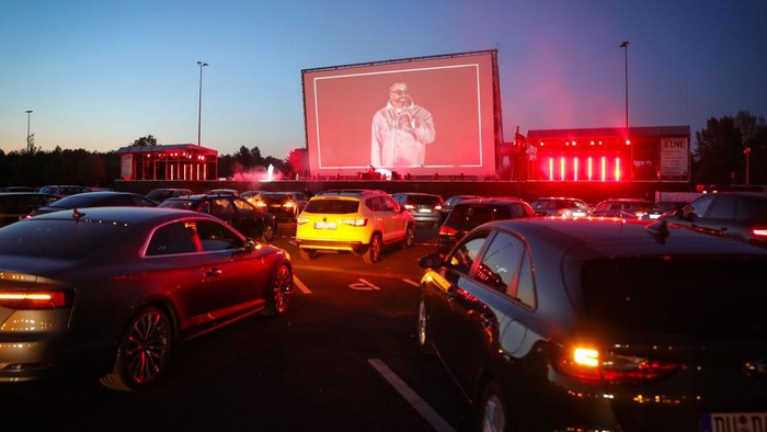 Rapper Jerman Ini Tetap Konser di Tengah Pandemi Corona, Kok Bisa? Rapper Jerman Sido tampil di bioskop drive-in Georg Schutz selama krisis virus corona, di Dusseldorf, Jerman.