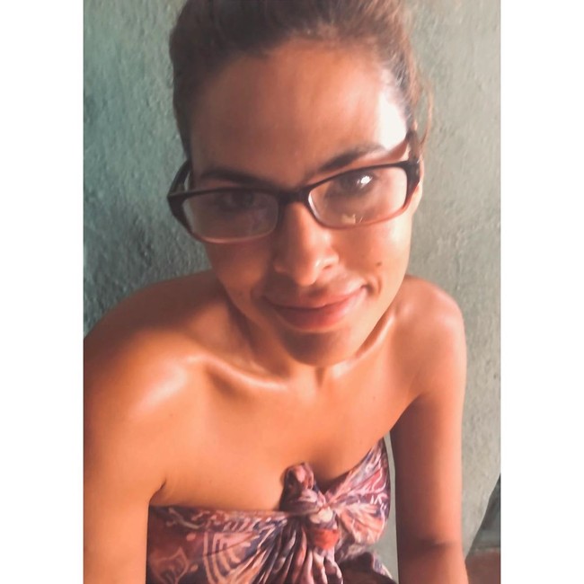 Cantiknya Eva Mendes dengan wajah tanpa makeup. Dia juga mengajak para pengguna Instagram untuk berdonasi melalui foto penampilannya saat #dirumahaja ini. As many of you are, I’m home, trying to prevent the spread. I’m conflicted about what to post while so many are suffering. So please let me know what you guys are wanting right now, tulisnya di keterangan foto. Foto: Dok. Instagram