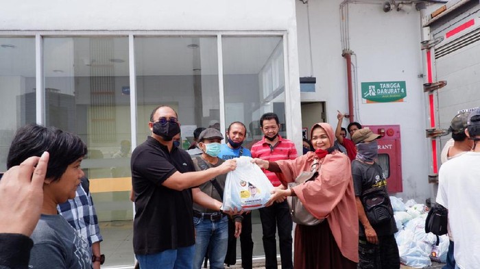 Ikatan Keluarga Minang berbagi sembako