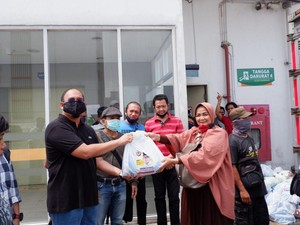 Ikatan Keluarga Minang Bagi Sembako untuk Perantau di Jaktim
