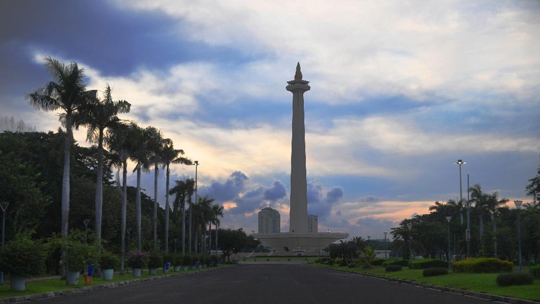 SEPINYA PUSAT KERAMAIAN KOTA Suasana kawasan Monumen Nasional (Monas) yang ditutup untuk umum saat pandemi COVID-19 di Jakarta, Jumat (17/4/2020). ANTARA FOTO/Akbar Nugroho Gumay.