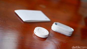 Dalam paket penjualan hanya berisikan kabel dan docking charger, serta buku petunjuk penggunaan. Foto: Adi Fida Rahman/detikINET
